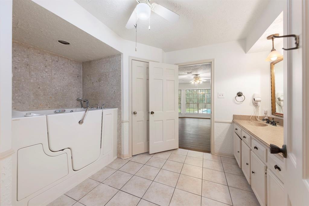 6131 Knollview Drive, Spring, Texas image 30