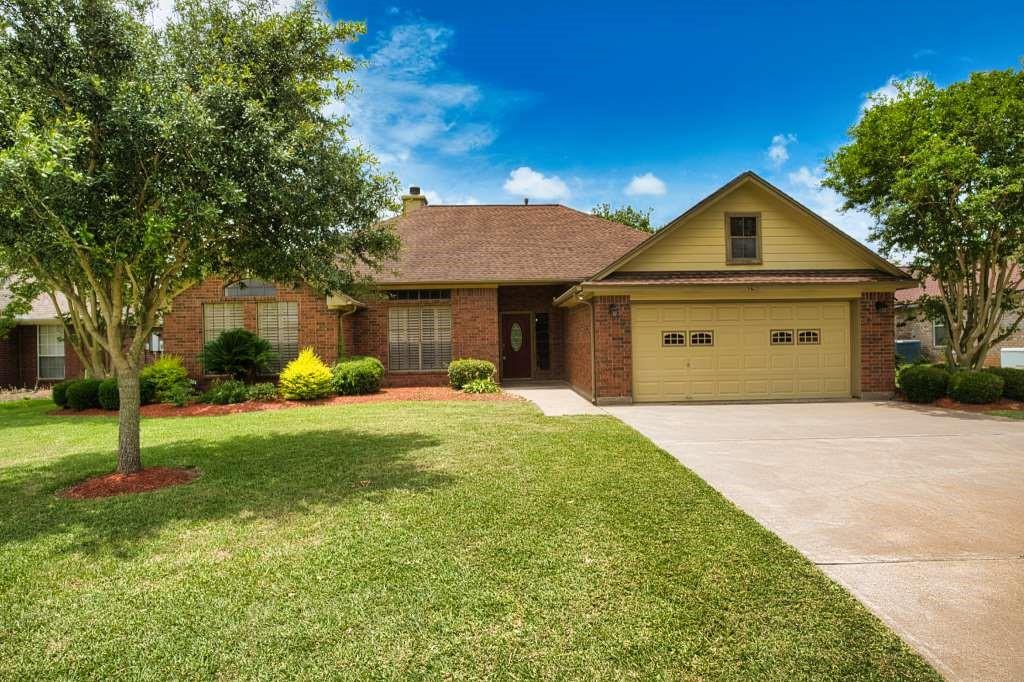 108 Madison Avenue, Clute, Texas image 1