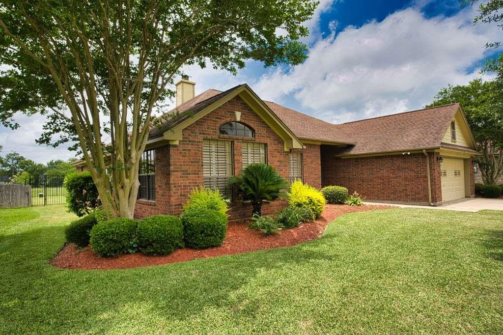 108 Madison Avenue, Clute, Texas image 2