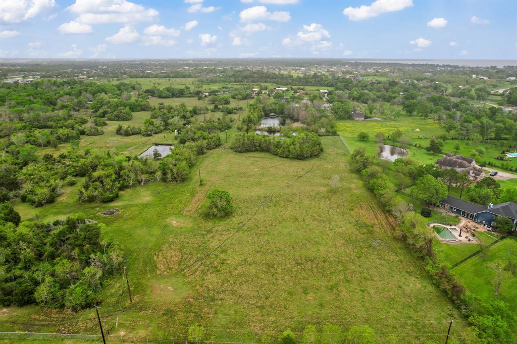 9536 Point Barrow Road, Beach City, Texas image 10