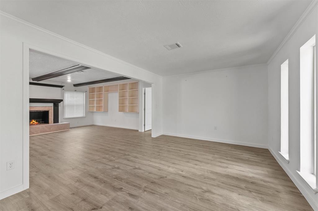 563 Roanoke Drive, Conroe, Texas image 3