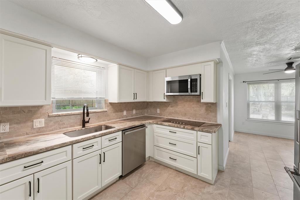 563 Roanoke Drive, Conroe, Texas image 6