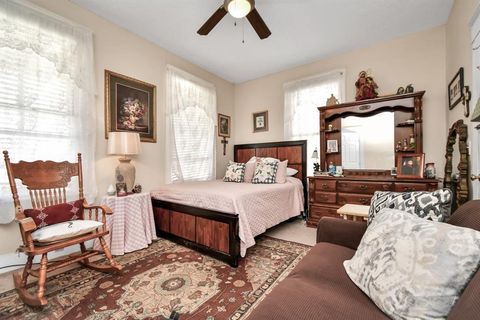 Single Family Residence in Galveston TX 4013 Avenue R 3.jpg