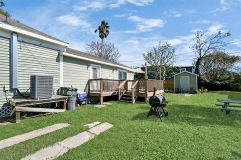 Single Family Residence in Galveston TX 4013 Avenue R 42.jpg
