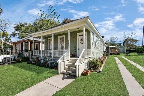 Single Family Residence in Galveston TX 4013 Avenue R 33.jpg