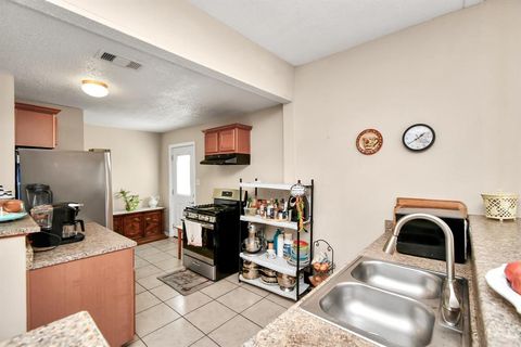 Single Family Residence in Galveston TX 4013 Avenue R 10.jpg