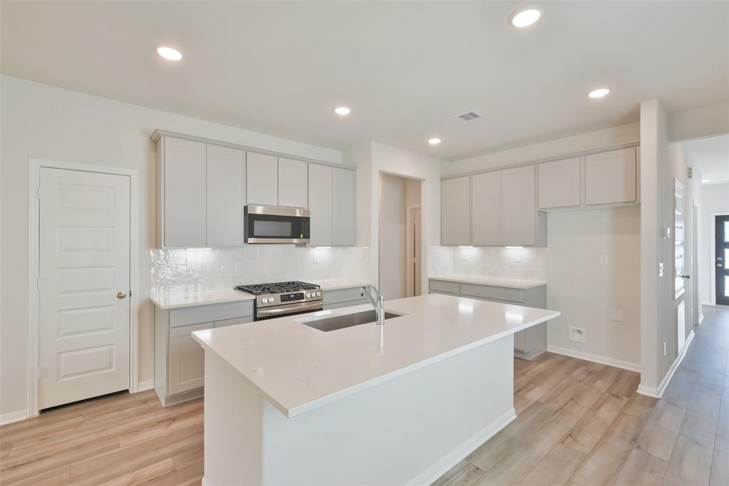 8470 Sweet Cherry Lane, Magnolia, Texas image 3