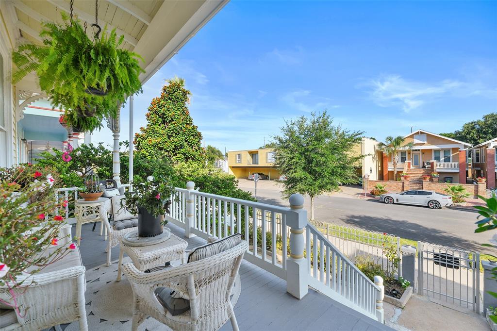 810 Winnie Street, Galveston, Texas image 3