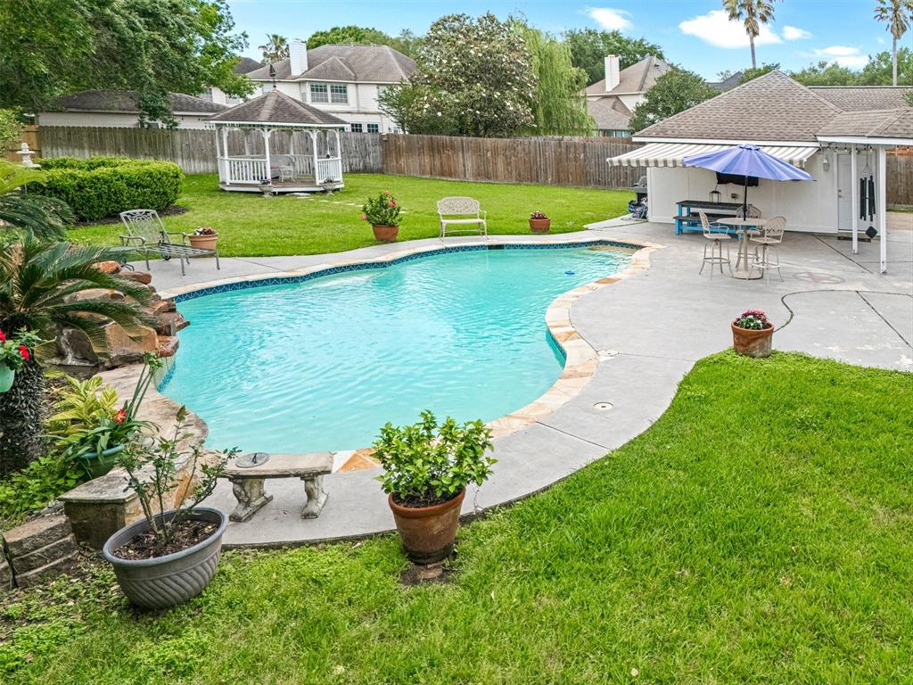 2031 Lodge Crest Court, League City, Texas image 2