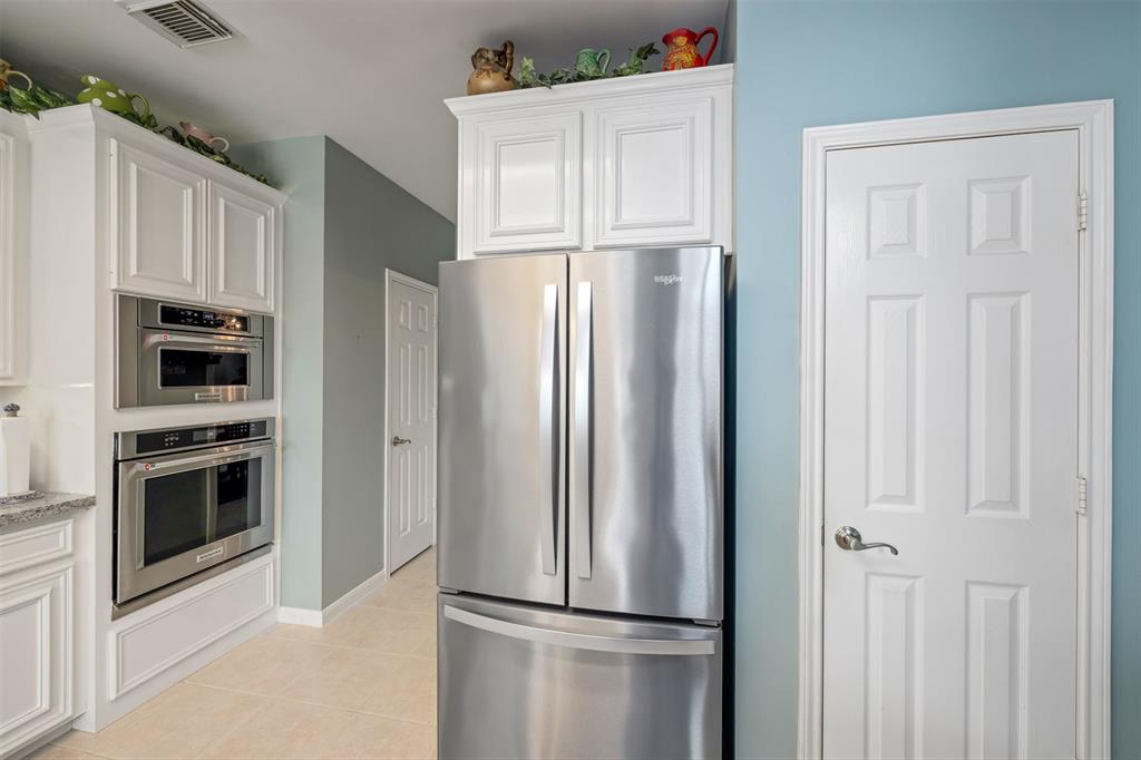 2031 Lodge Crest Court, League City, Texas image 12