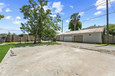 Single Family Residence in Galveston TX 3919 Avenue O 27.jpg