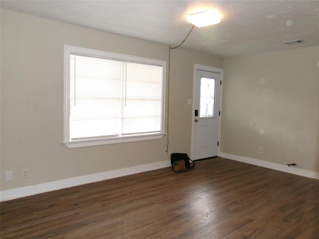 2307 6th Ave N Street, Texas City, Texas image 3