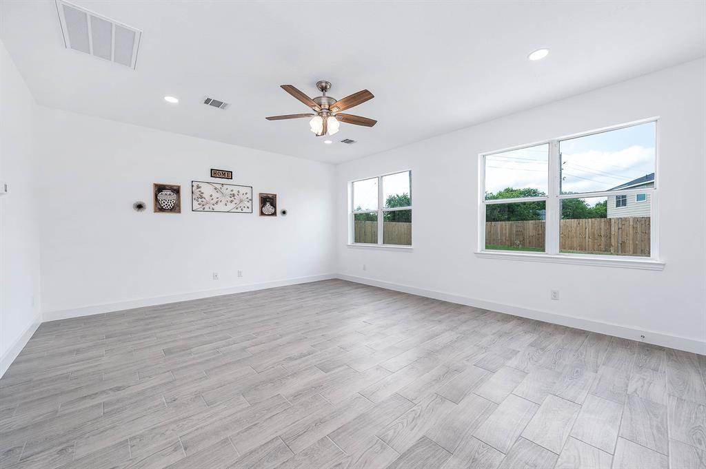 8302 Quest Court, Rosharon, Texas image 8