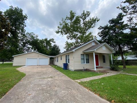 Photo of 205 N Elm Street, Sweeny, TX 77480 (MLS # 46802671) Photo of 205 N Elm Street, Sweeny, TX 77480 (MLS # 46802671)