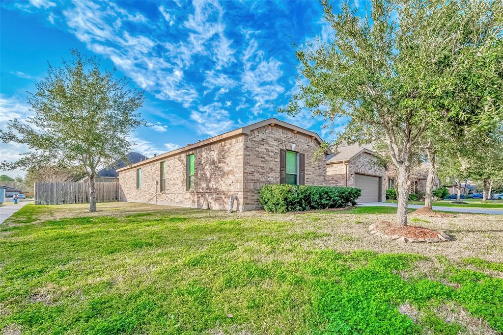 6002 Village Grove Drive, Pearland, Texas image 24