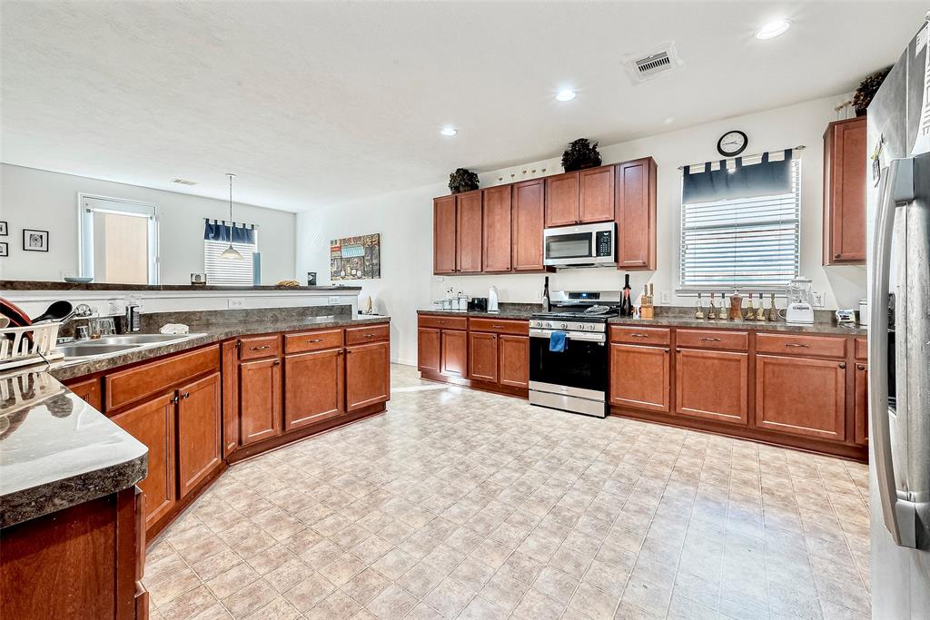 6002 Village Grove Drive, Pearland, Texas image 4