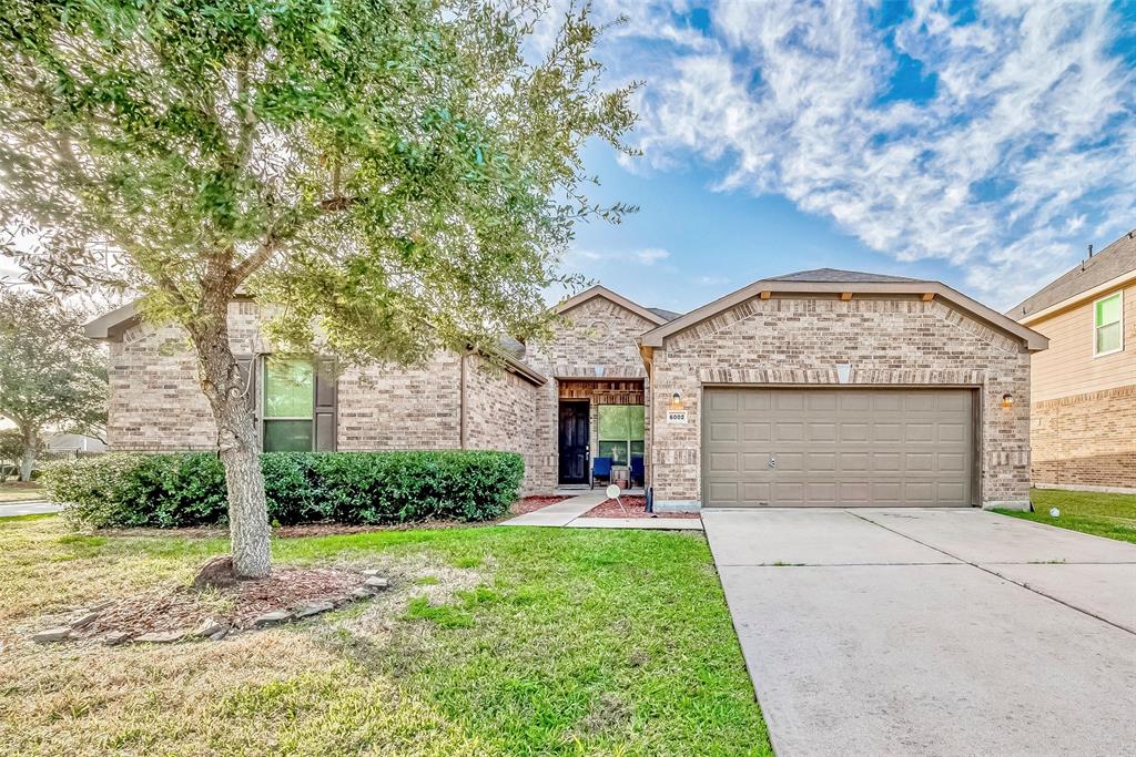 6002 Village Grove Drive, Pearland, Texas image 1