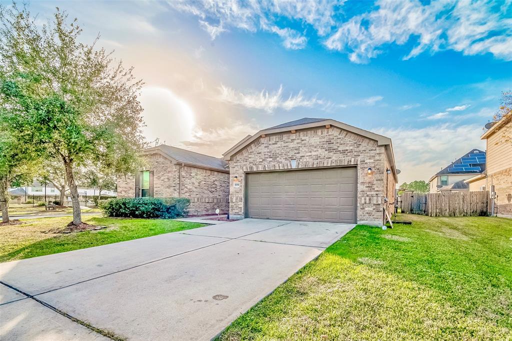 6002 Village Grove Drive, Pearland, Texas image 29