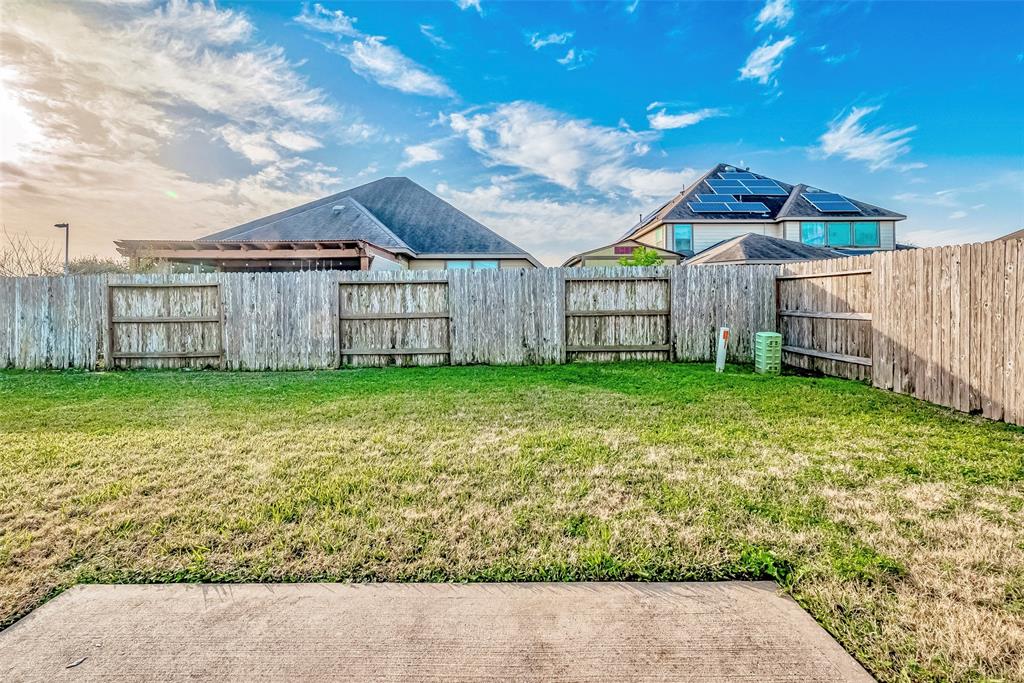 6002 Village Grove Drive, Pearland, Texas image 23