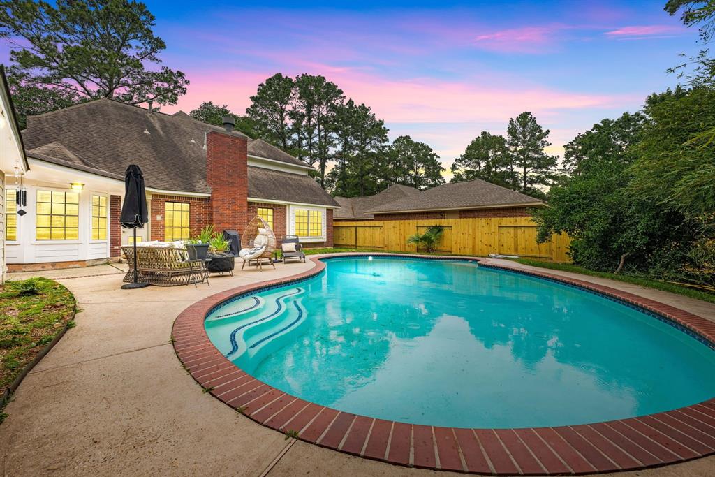 6 Heathstone Place, The Woodlands, Texas image 2