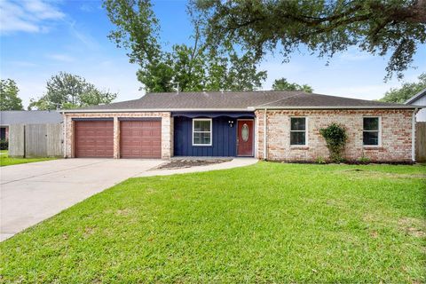 Photo of 5000 Old Castle Lane, Dickinson, TX 77539 (MLS # 89072763)
