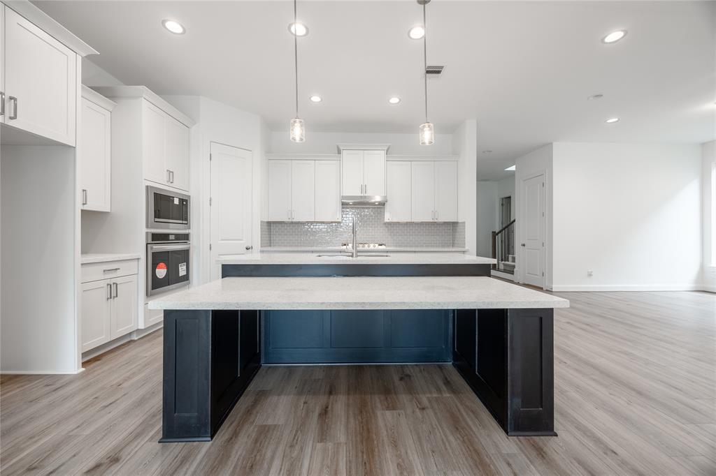 825 Laguna Green Lane