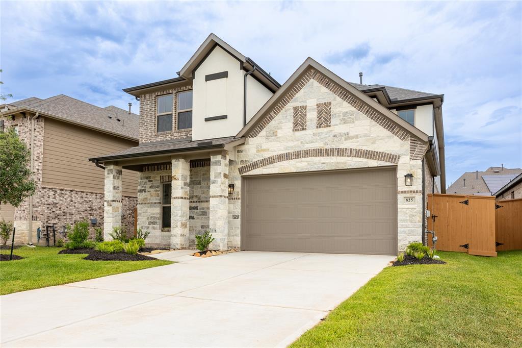 825 Laguna Green Lane