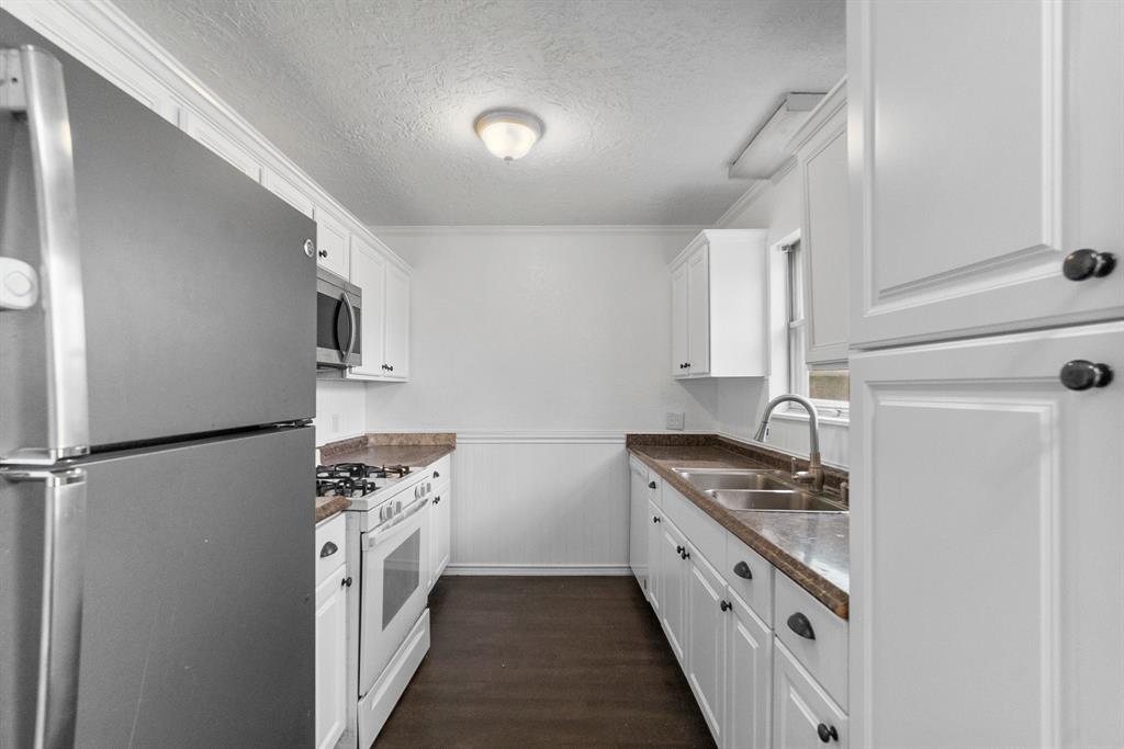 1401 W Snyder Street, Alvin, Texas image 9