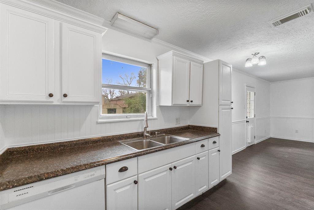 1401 W Snyder Street, Alvin, Texas image 10