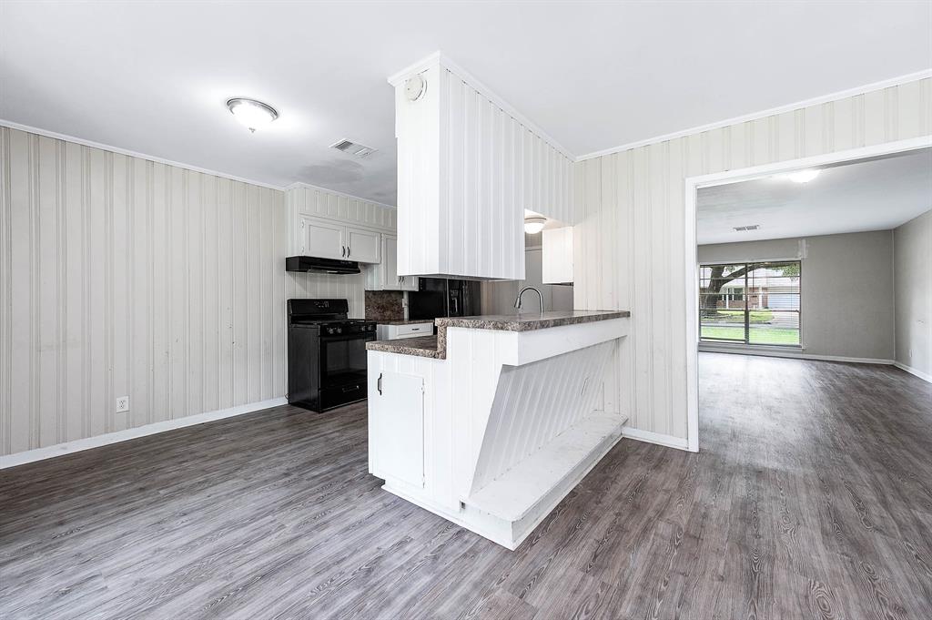 1704 N Thompson Street, Conroe, Texas image 5