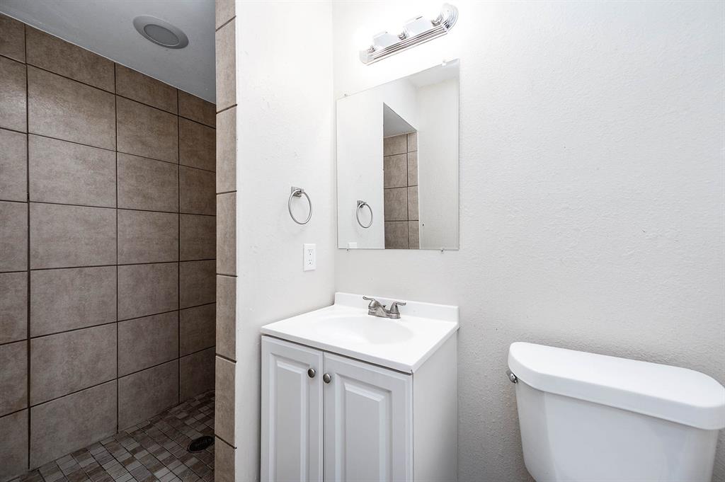 1704 N Thompson Street, Conroe, Texas image 14