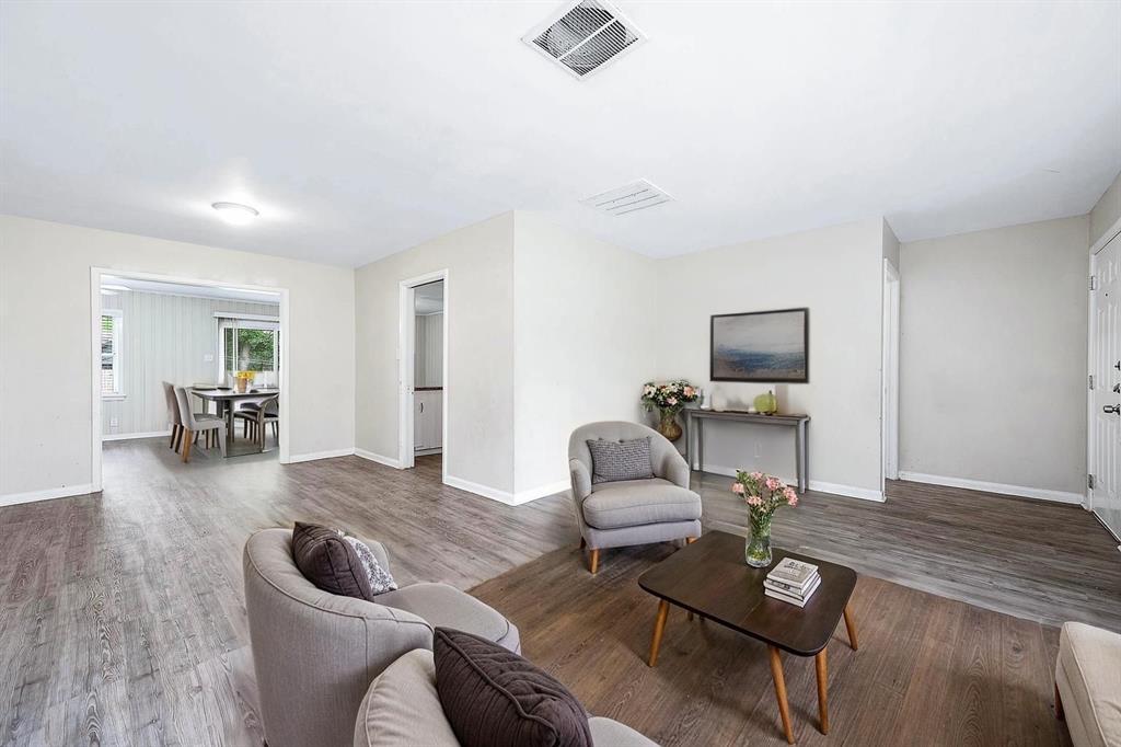1704 N Thompson Street, Conroe, Texas image 3