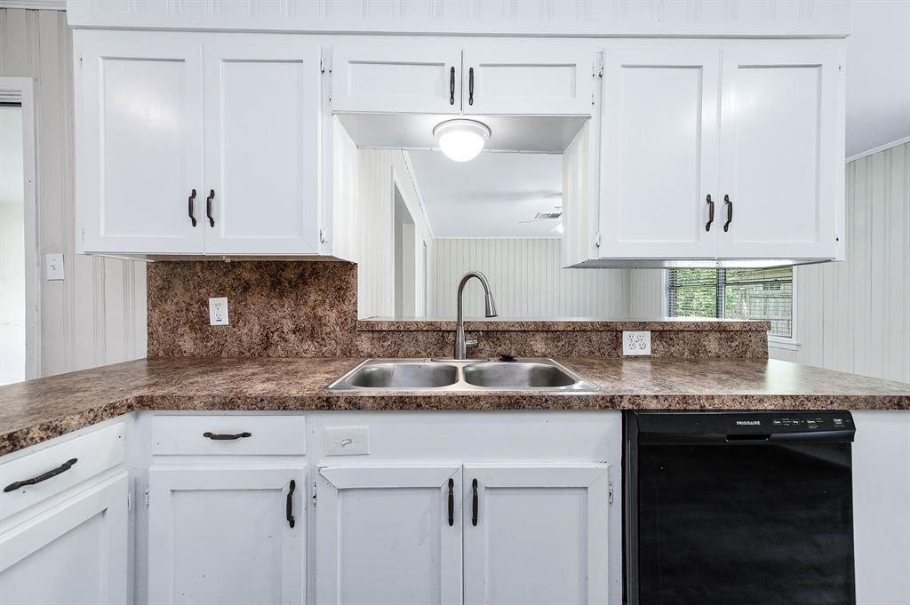 1704 N Thompson Street, Conroe, Texas image 8