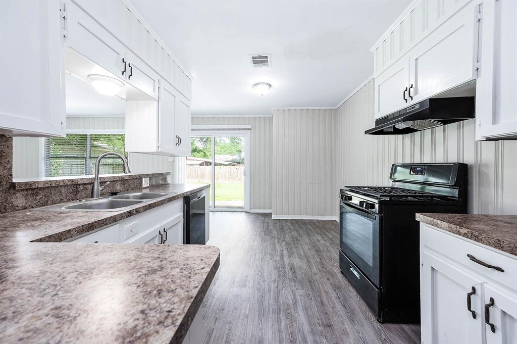1704 N Thompson Street, Conroe, Texas image 7