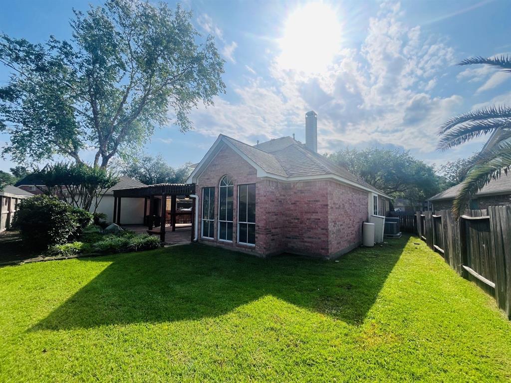 8318 Castle Pond Court, Houston, Texas image 2