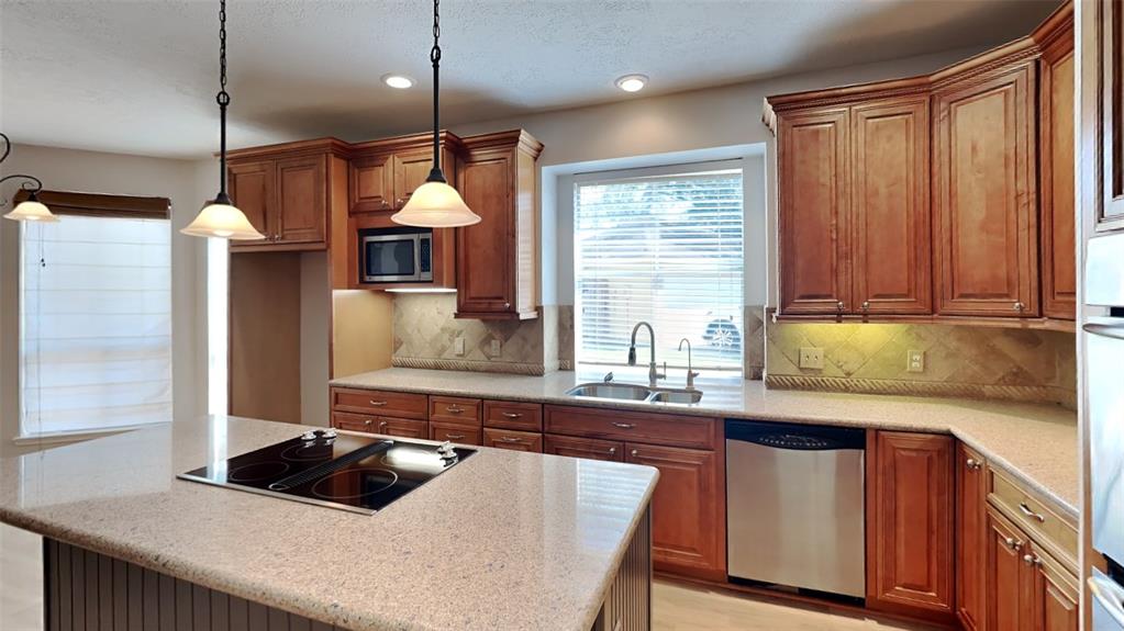 8318 Castle Pond Court, Houston, Texas image 5