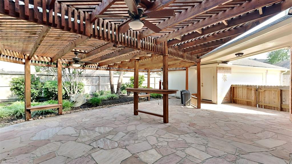 8318 Castle Pond Court, Houston, Texas image 6