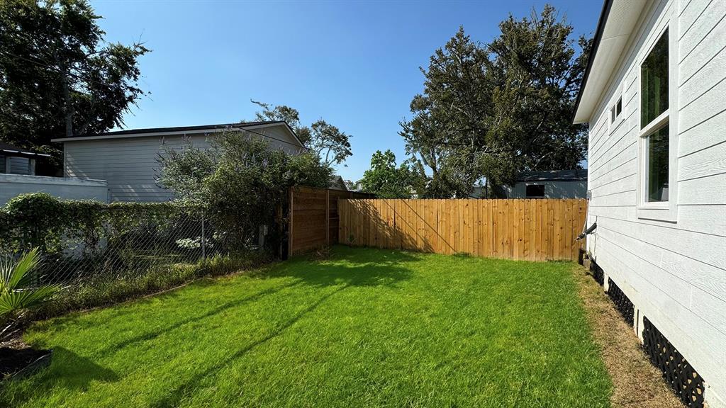 322 W Nazro Street, Baytown, Texas image 8