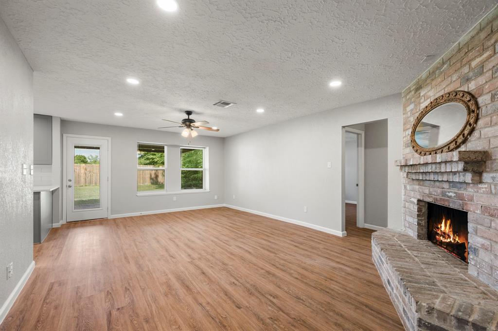 16734 Bonnie Sean Drive, Spring, Texas image 2