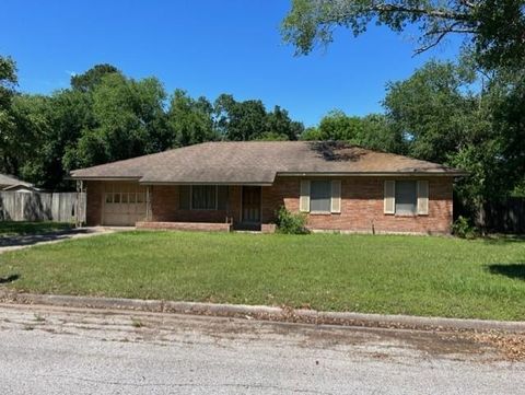 Single Family Residence in Eagle Lake TX 624 Willow Lane.jpg