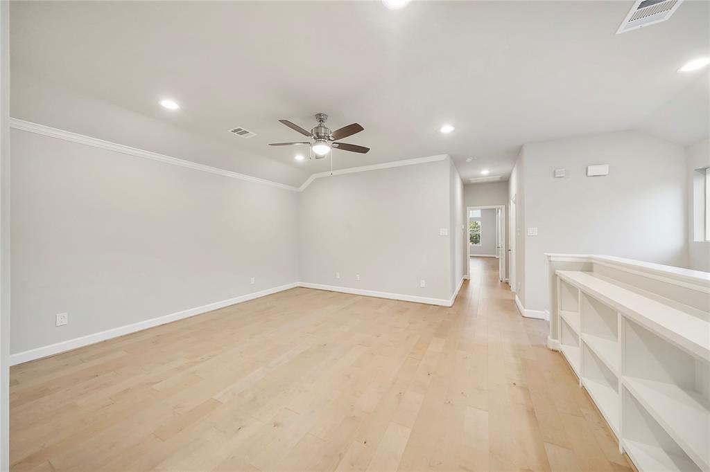 Photo 17 of 26 of 625 W 25th Street B house