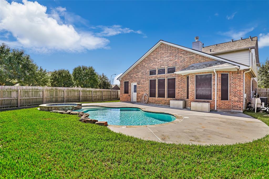 8214 Mandalay Bay Drive, Baytown, Texas image 3