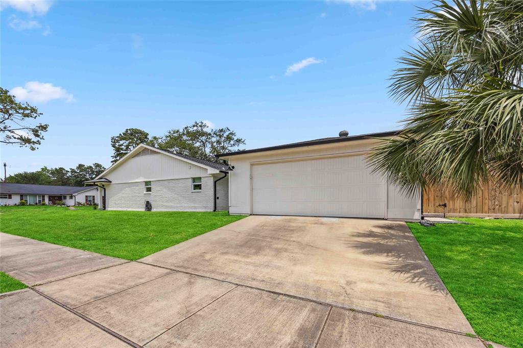 5447 Queensloch Drive, Houston, Texas image 3