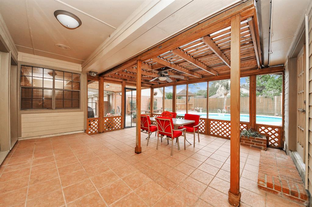 1207 W Edgewood Drive, Friendswood, Texas image 4