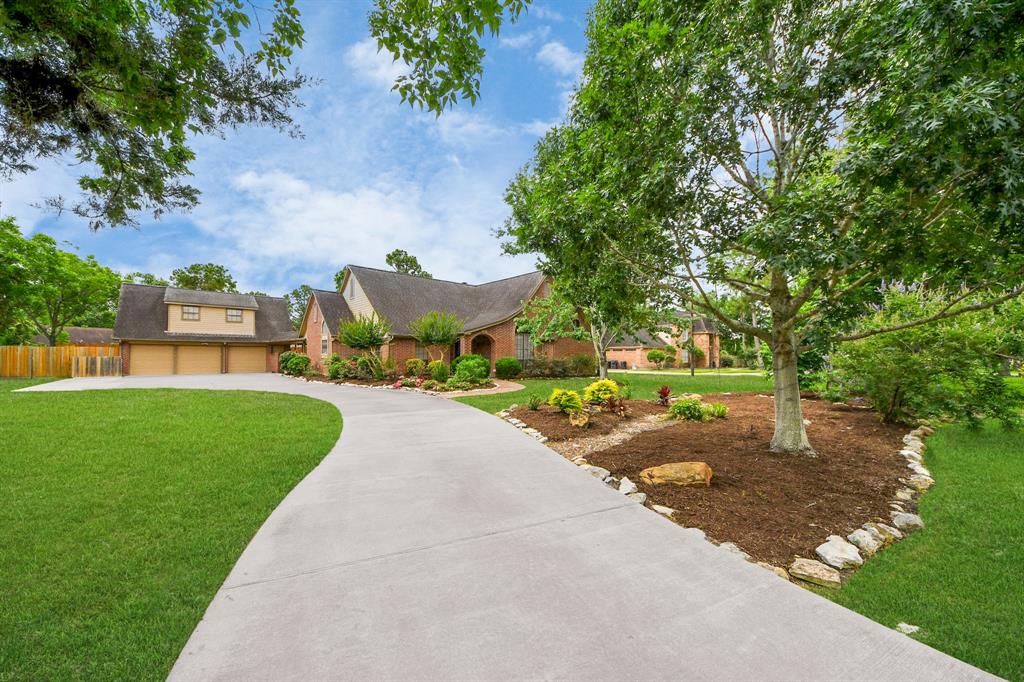 1207 W Edgewood Drive, Friendswood, Texas image 5
