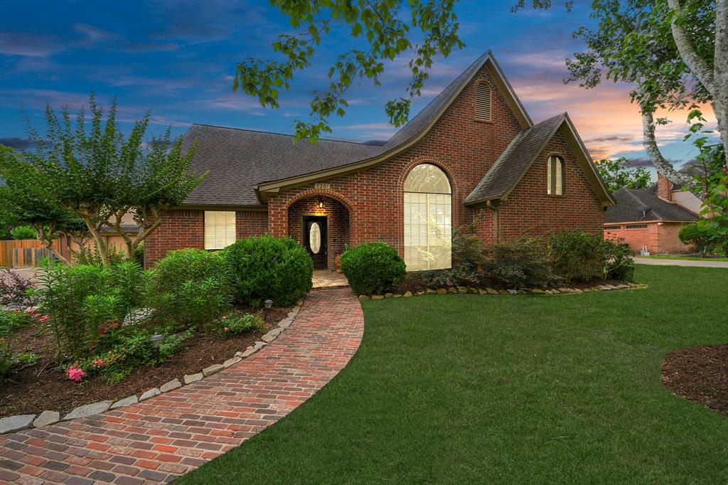 1207 W Edgewood Drive, Friendswood, Texas image 1