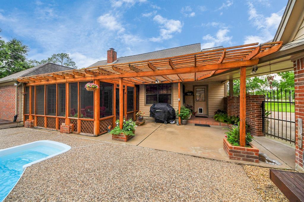 1207 W Edgewood Drive, Friendswood, Texas image 25