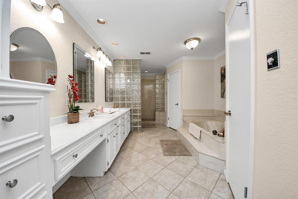 1207 W Edgewood Drive, Friendswood, Texas image 17