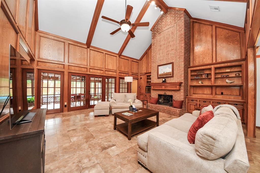 1207 W Edgewood Drive, Friendswood, Texas image 7