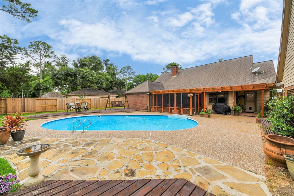 1207 W Edgewood Drive, Friendswood, Texas image 3